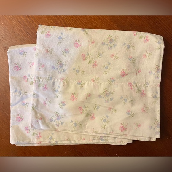 Shabby Chic Candy Floral QUEEN Pillow Case Set Rachel Ashwell NWOT - Picture 4 of 4